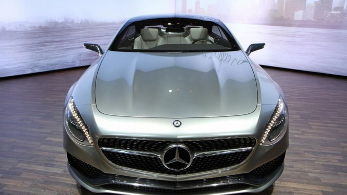 Nejvýznamnější zakázkou byla v poslední době dodávka největšího panoramatického skla, které mění barvu, pro nový model Mercedes-Benz S-Class Coupé (na obrázku poslední koncept)