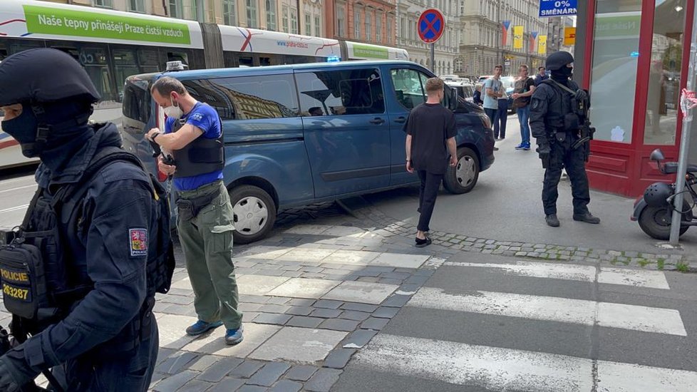 Do Nekázanky v centru Prahy se sjeli po zuby ozbrojení policisté. Důvodem je nahlášené ozrbojené přepadení. (1. června 2021)