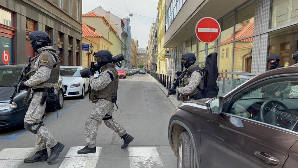 Do Nekázanky v centru Prahy se sjeli po zuby ozbrojení policisté. Důvodem je nahlášené ozrbojené přepadení. (1. června 2021)