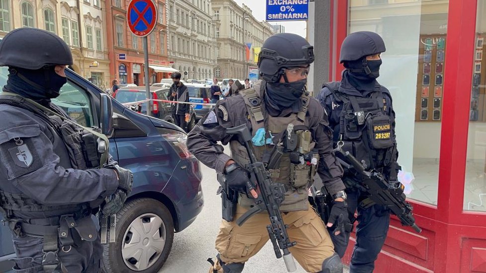 Do Nekázanky v centru Prahy se sjeli po zuby ozbrojení policisté. Důvodem je nahlášené ozrbojené přepadení. (1. června 2021)