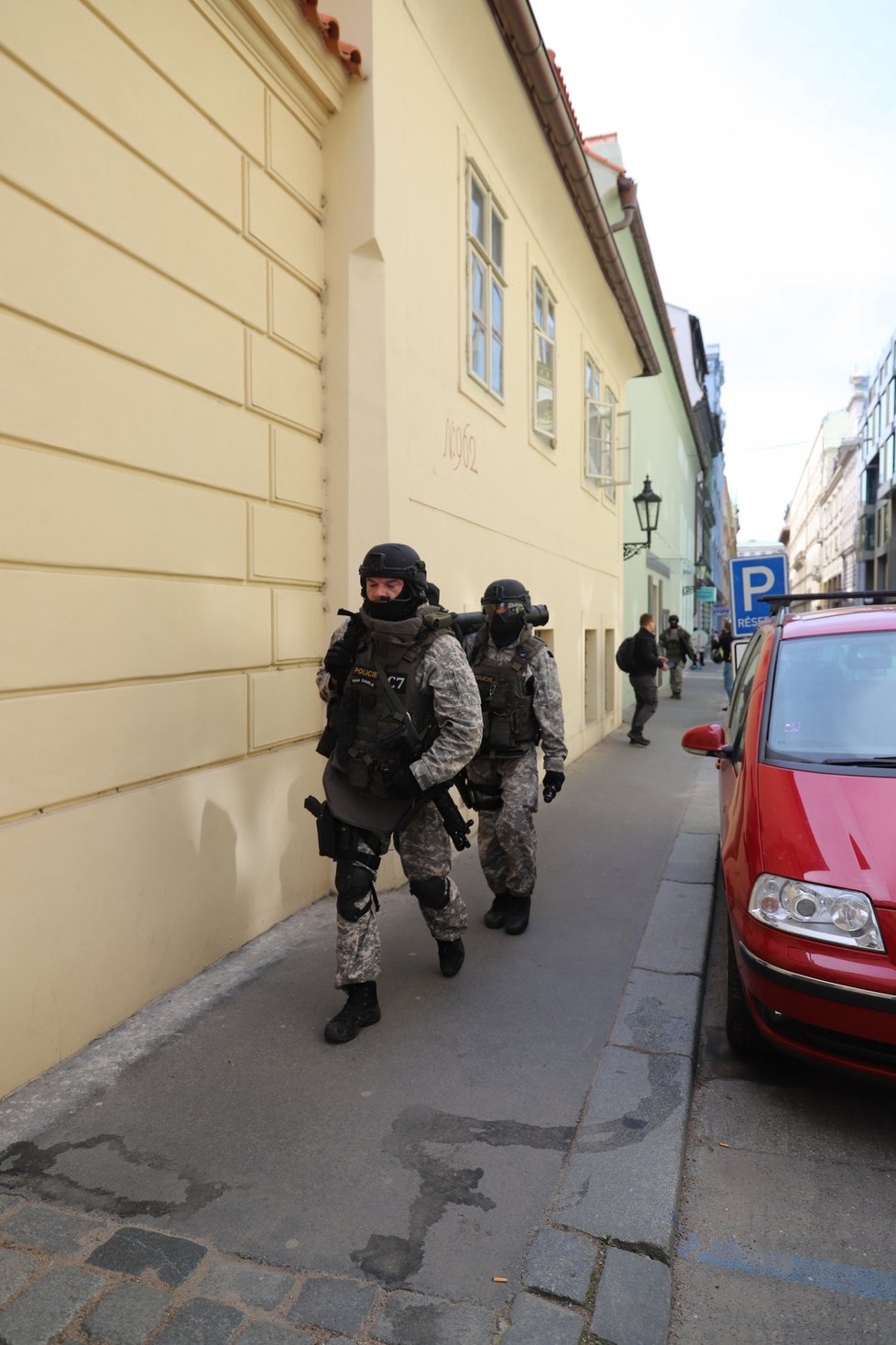 Do Nekázanky v centru Prahy se sjeli po zuby ozbrojení policisté. Důvodem je nahlášené ozbrojené přepadení. (1. června 2021)