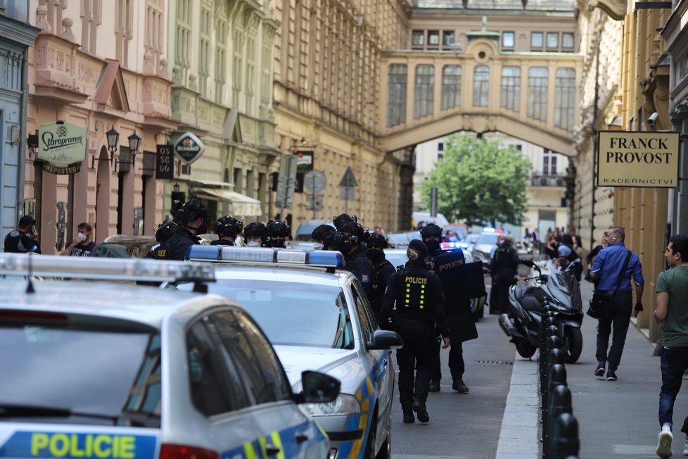 Do Nekázanky v centru Prahy se sjeli po zuby ozbrojení policisté. Důvodem je nahlášené ozbrojené přepadení. (1. června 2021)