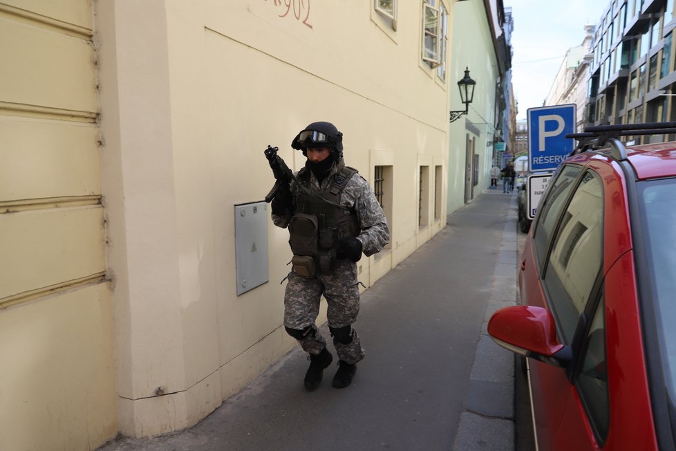 Do Nekázanky v centru Prahy se sjeli po zuby ozbrojení policisté. Důvodem je nahlášené ozbrojené přepadení. (1. června 2021)