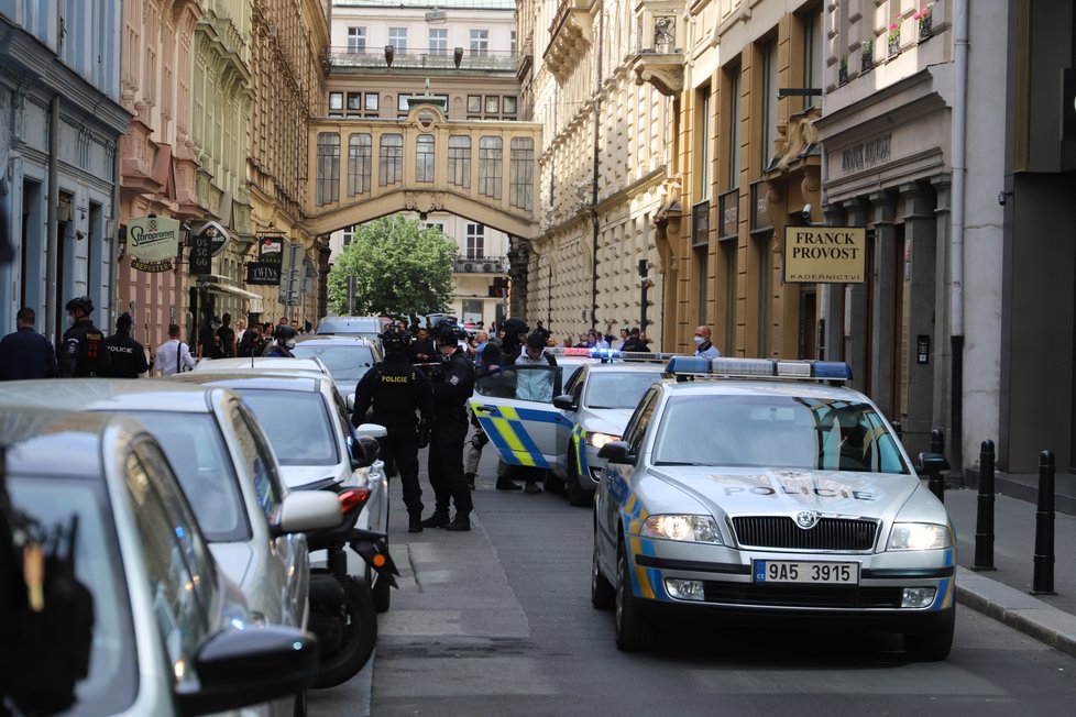 Do Nekázanky v centru Prahy se sjeli po zuby ozbrojení policisté. Důvodem je nahlášené ozbrojené přepadení. (1. června 2021)