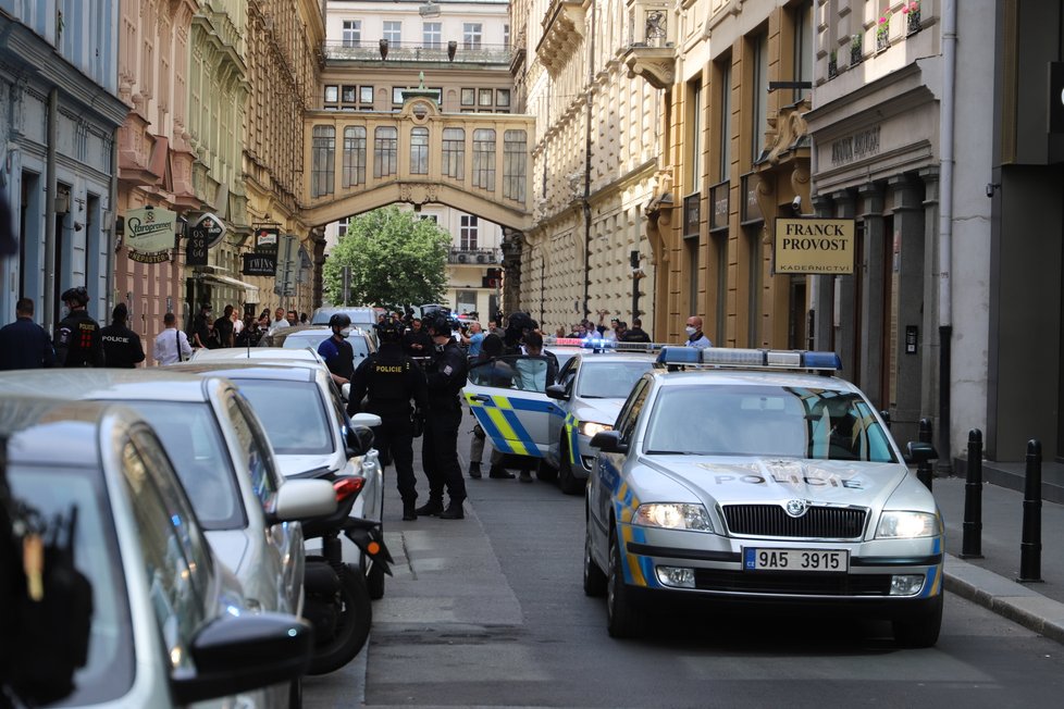 Do Nekázanky v centru Prahy se sjeli po zuby ozbrojení policisté. Důvodem je nahlášené ozbrojené přepadení. (1. června 2021)