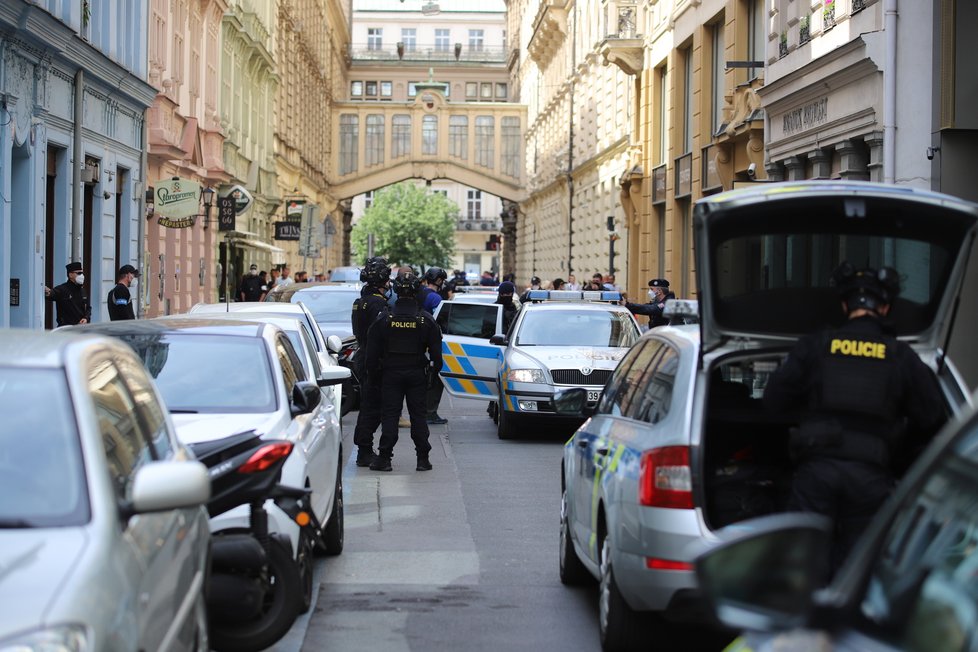 Do Nekázanky v centru Prahy se sjeli po zuby ozbrojení policisté. Důvodem je nahlášené ozbrojené přepadení. (1. června 2021)