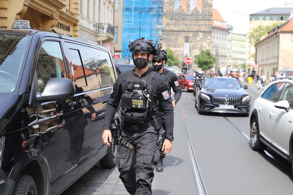 Do Nekázanky v centru Prahy se sjeli po zuby ozbrojení policisté. Důvodem je nahlášené ozbrojené přepadení. (1. června 2021)