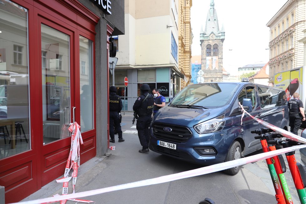 Do Nekázanky v centru Prahy se sjeli po zuby ozbrojení policisté. Důvodem je nahlášené ozbrojené přepadení. (1. června 2021)