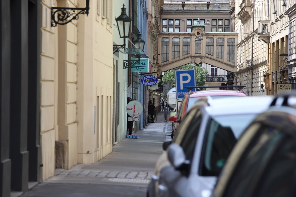 Do Nekázanky v centru Prahy se sjeli po zuby ozbrojení policisté. Důvodem je nahlášené ozbrojené přepadení. (1. června 2021)