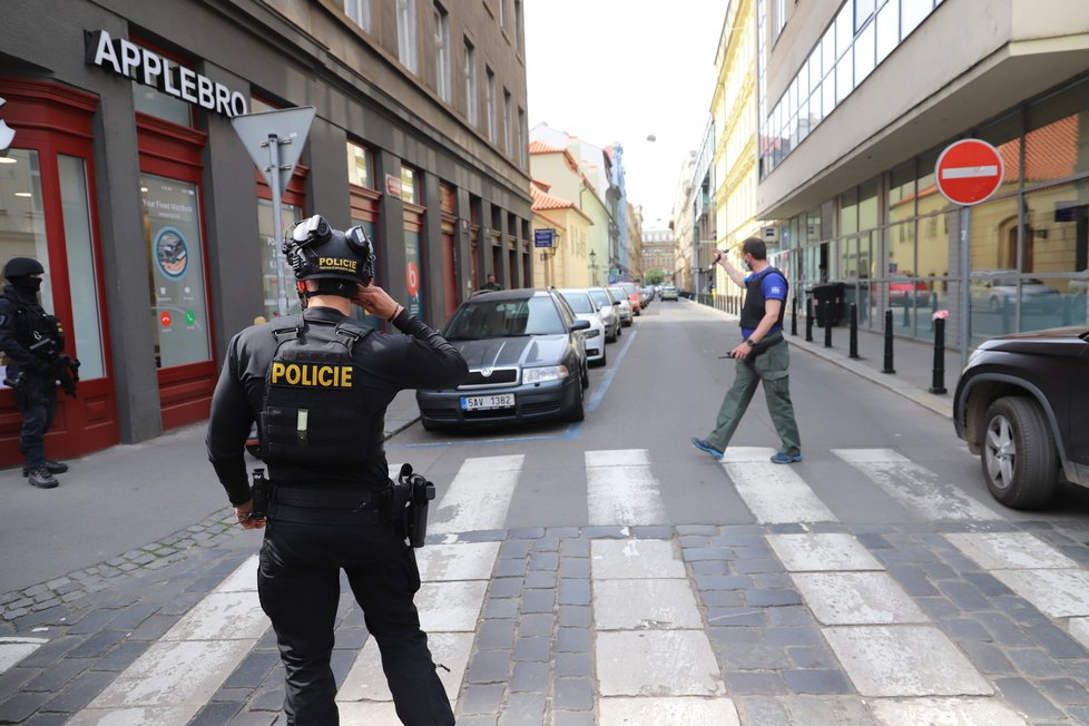 Do Nekázanky v centru Prahy se sjeli po zuby ozbrojení policisté. Důvodem je nahlášené ozbrojené přepadení. (1. června 2021)