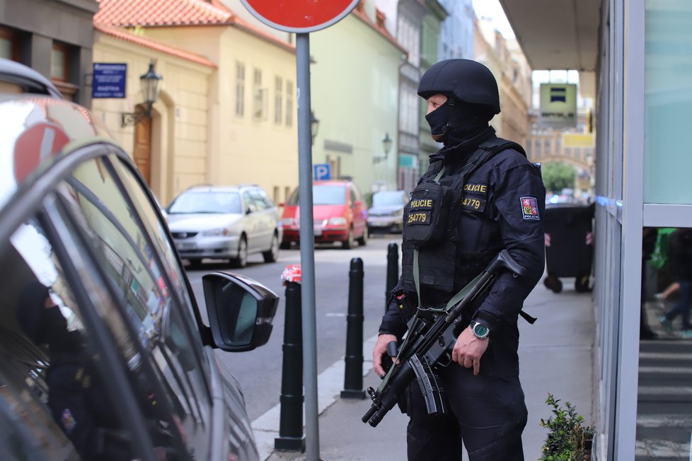 Do Nekázanky v centru Prahy se sjeli po zuby ozbrojení policisté. Důvodem je nahlášené ozbrojené přepadení. (1. června 2021)