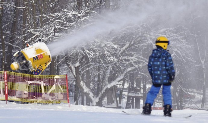 Někde se lyžuje již několik dní, jinde vleky a sjezdovky zpřístupní o víkendu. (Foto ČTK)