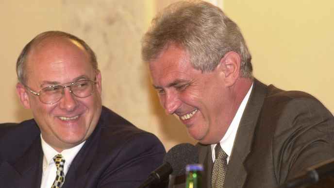 Někdejší ministr zahraničí Jan Kavan s prezidentem Milošem Zemanem (archivní foto z roku 2000)