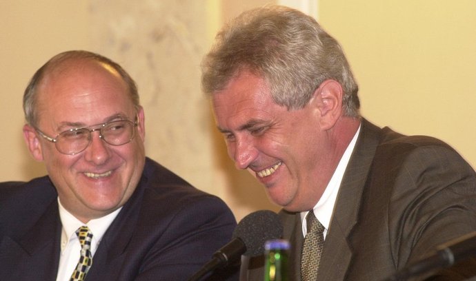 Někdejší ministr zahraničí Jan Kavan s prezidentem Milošem Zemanem (archivní foto z roku 2000)