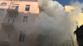 Požár bytu v nejvyšším patře domu v ulici Neklanova, 5. března 2020.