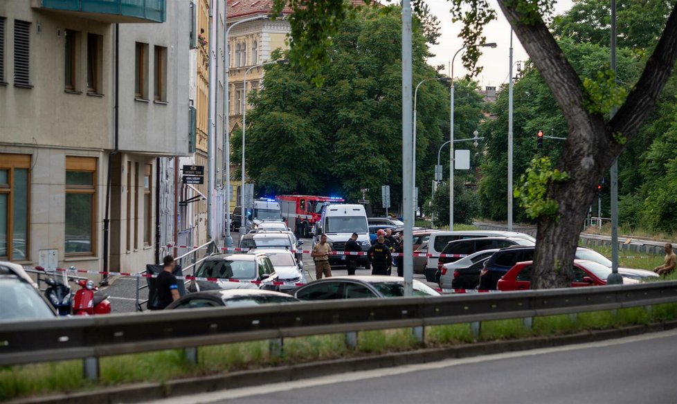 Pyrotechnická prohlídka auta Jiřího Dvořáka v Neklanově ulici v Praze.