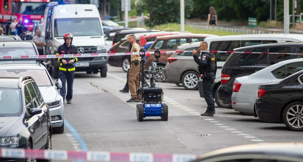 Pyrotechnická prohlídka auta Jiřího Dvořáka v Neklanově ulici v Praze.