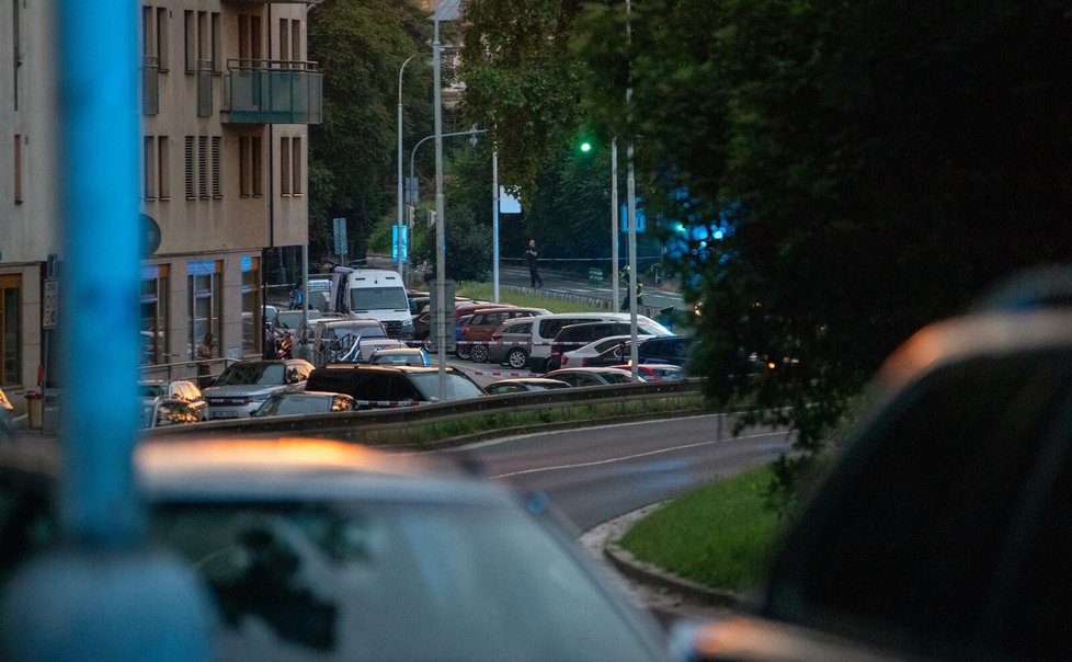 Pyrotechnická prohlídka auta Jiřího Dvořáka v Neklanově ulici v Praze.