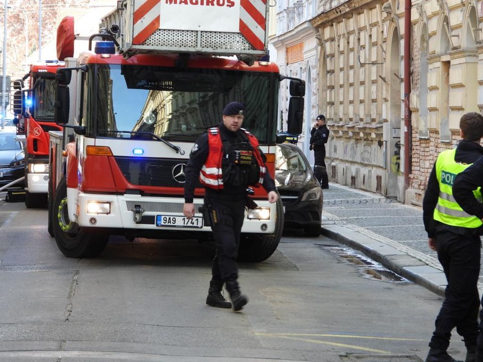 Požár bytu v nejvyšším patře domu v ulici Neklanova, 5. března 2020.