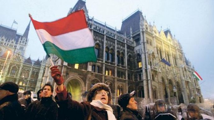 Neklidné Maďarsko stáhlo schodek rozpočtu na přijatelných 4,4 procenta HDP