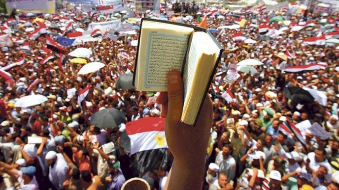 Neklidný Egypt.
Zatímco 29. ledna
demonstrovali
lidé na káhirském
náměstí Tahrír
proti vládě
Husního Mubaraka
(vpravo), přesně
po půl roce totéž
místo zaplnila
manifestace
organizovaná
Muslimským
bratrstvem.
Její účastníci
volali po vzniku
islámského státu
a zavedení práva
šaría