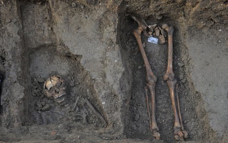 Několik hrobů patří obětem morové nákazy. Ostatky budou zkoumat antropologové.