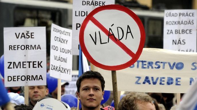 Několik stovek lidí se 22. října sešlo na pražském náměstí Republiky, aby vyjádřili nespokojenost s vládou a jejími reformami.