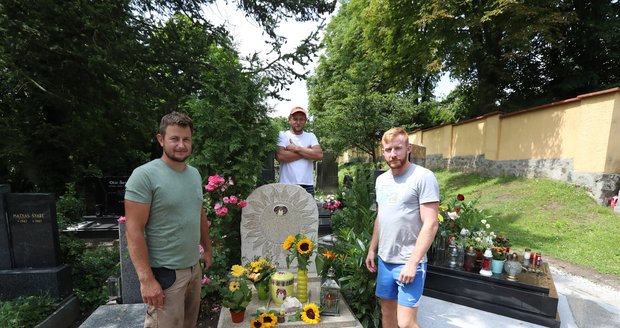 Náhrobek vytesali kameníci, bratři Kockovi