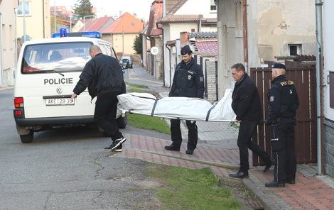 Ostatky zpěváka odvezla po ohledání policií pohřební služba na pitvu.