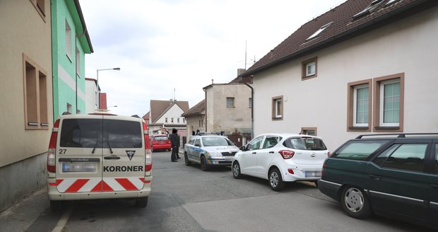 Policie a koroner zasahovali v domě, kde bydlel Dan Nekonečný.