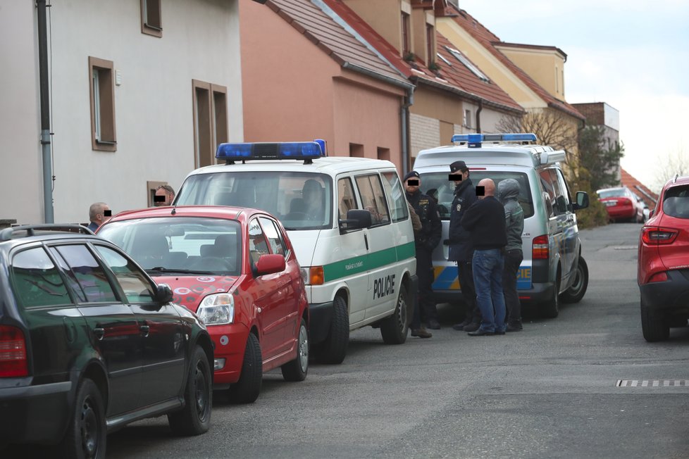 Policie a koroner zasahovali v domě, kde bydlel Dan Nekonečný.