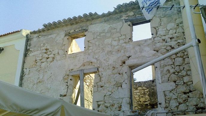 Některé domy zůstaly tak, jak je zemětřesení v padesátých letech poničilo Některé domy zůstaly tak, jak je zemětřesení v padesátých letech poničilo