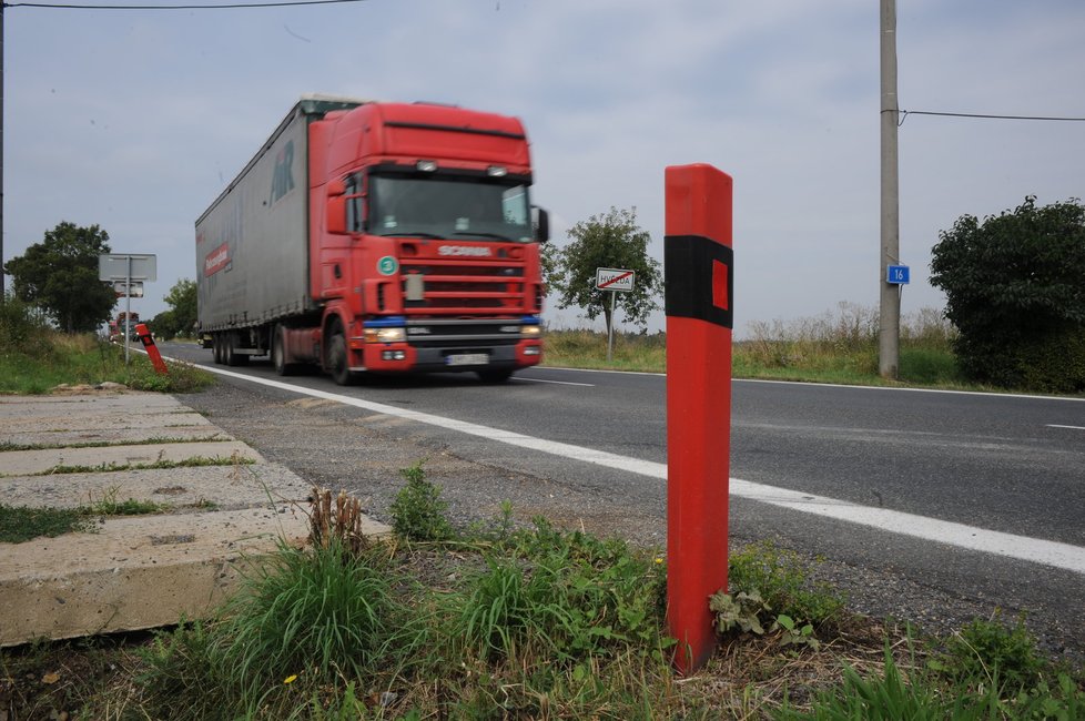 Samostatný sjezd s červenými směrovými sloupky můžeme pochválit.