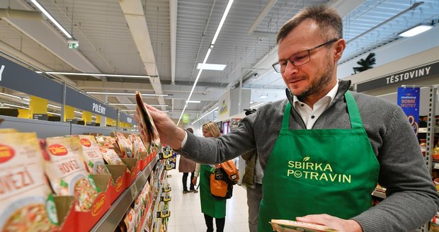 Češi nakupovali jídlo po potřebné, rekord se kvůli drahotě nekonal. Zástěru navlékl i ministr