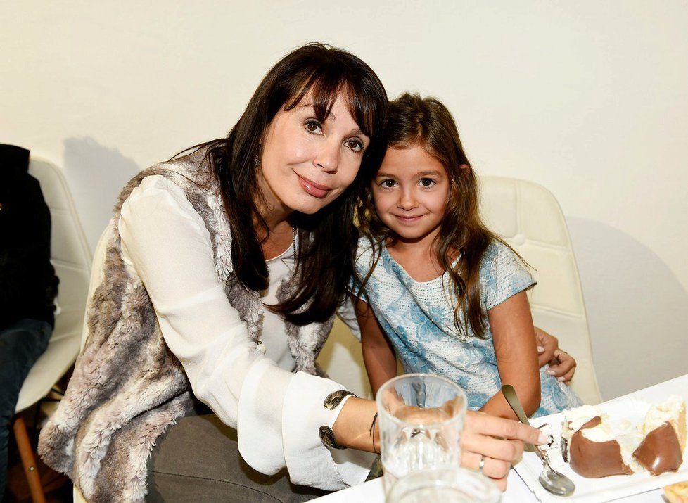 Nela Boudová se svou adoptivní holčičkou