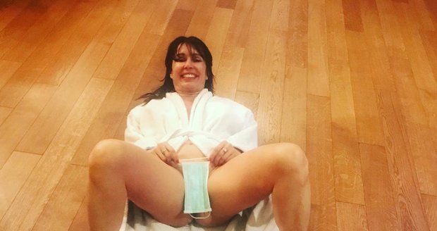 Nela Boudová se neštítí kontroverze. Fotku s rouškou přes intimní partie zveřejnila přímo na instagram.