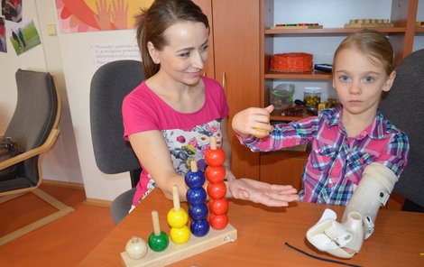Terapeutka Karin Laska s Nelou. Dívka má zcela fixovanou zdravou ruku, aby se pomocí mozku naučila ovládat tu nemocnou.
