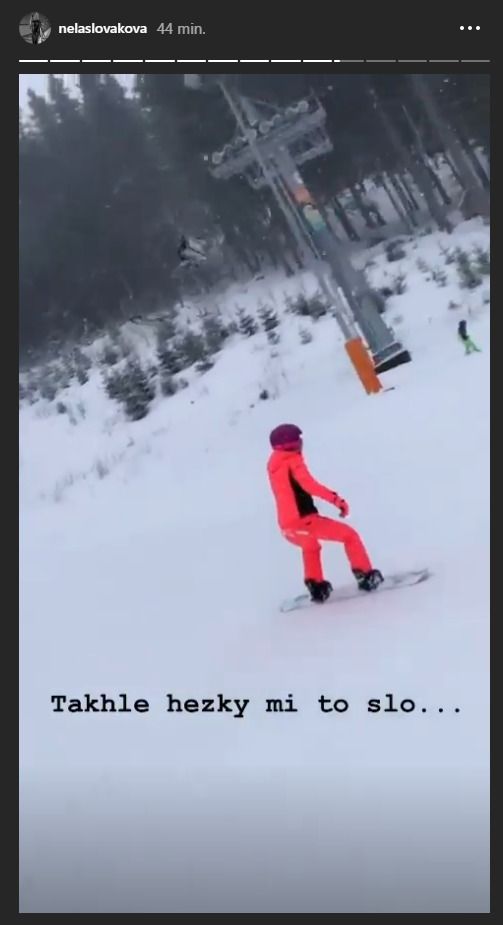 Nela Slováková spadla na snowboardu a zlomila si ruku.