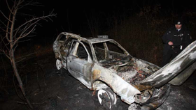 Auto shořelo na lesní cestě poblíž obce Nelahozeves.