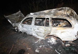 Auto shořelo na lesní cestě poblíž obce Nelahozeves.