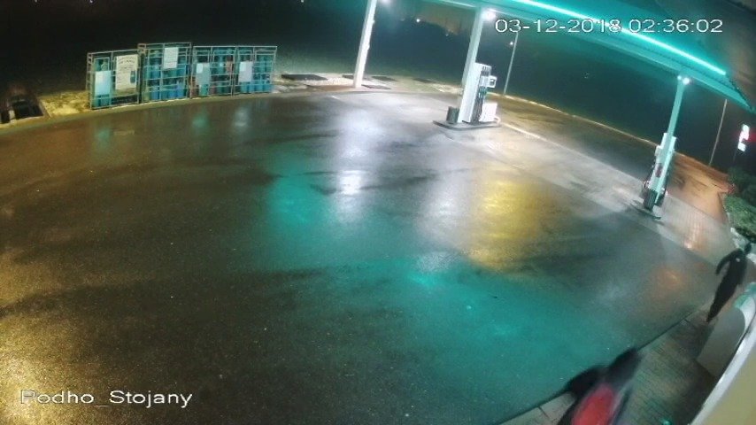 Záběry loupežného přepadení benzinky u Nelahozevsi