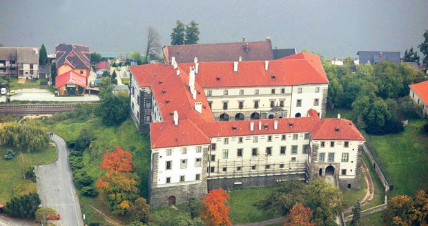 2. Zámek Nelahozeves -  Renesanční zámek najdete 30 km severně od Prahy. Mezi zajímavosti patří největší soukromá knihovna v Čechách. Dalším lákadlem je velice cenná sbírka obrazů a uměleckého řemesla. Otevřeno: duben-říjen: út-ne 9-16 Vstupné: dospělí 85- 200 Kč, děti 50-160 Kč Tel.: 315 709 111