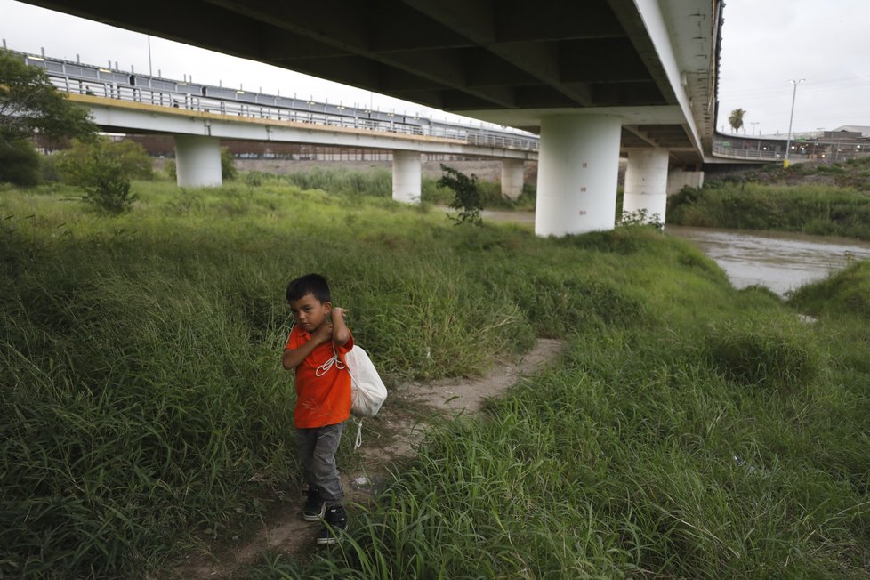 Středoameričtí migranti na břehu řeky Rio Grande, která dělí Mexiko a USA.