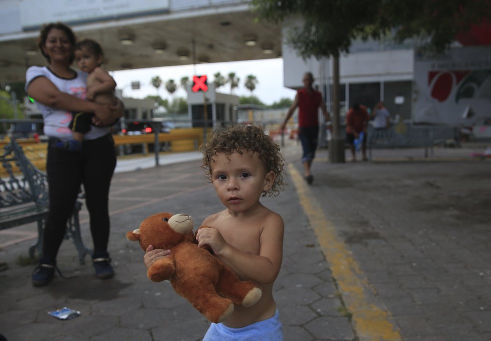 Středoameričtí migranti na břehu řeky Rio Grande, která dělí Mexiko a USA.