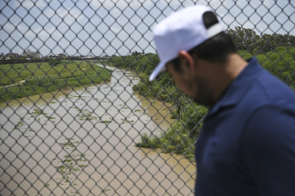 Středoameričtí migranti na břehu řeky Rio Grande, která dělí Mexiko a USA.