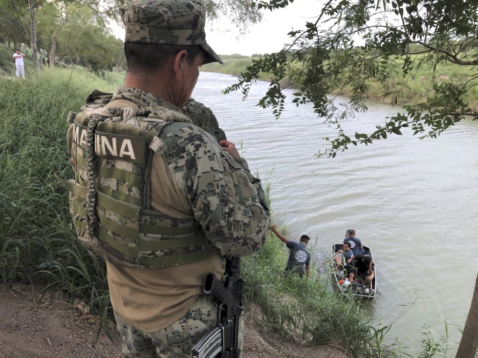 Středoameričtí migranti na břehu řeky Rio Grande, která dělí Mexiko a USA.