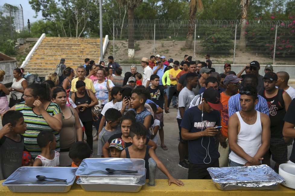 Středoameričtí migranti na břehu řeky Rio Grande, která dělí Mexiko a USA.