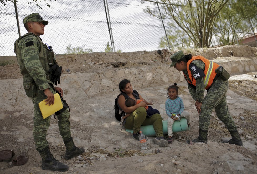 Středoameričtí migranti na břehu řeky Rio Grande, která dělí Mexiko a USA.