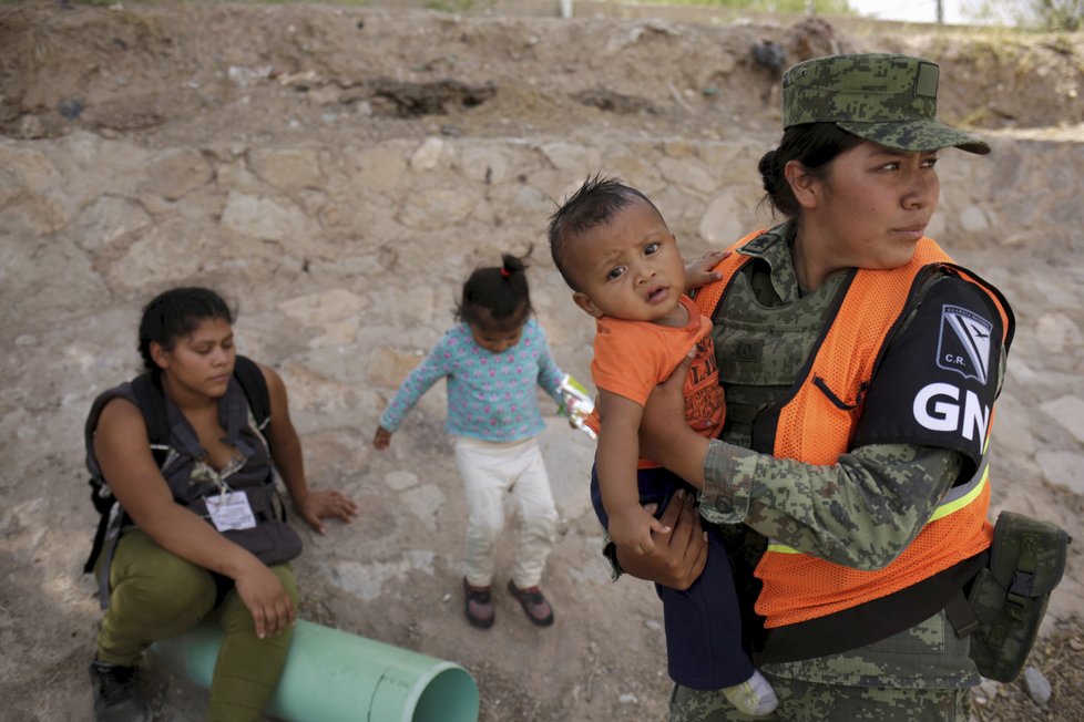 Středoameričtí migranti na břehu řeky Rio Grande, která dělí Mexiko a USA.