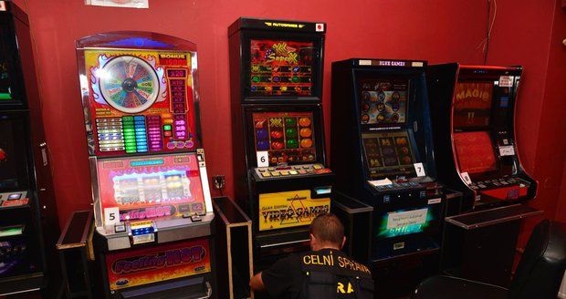 Celníci v Holešovicích odhalili nelegální hernu: Automaty byly maskované jako vědomostní kvízy